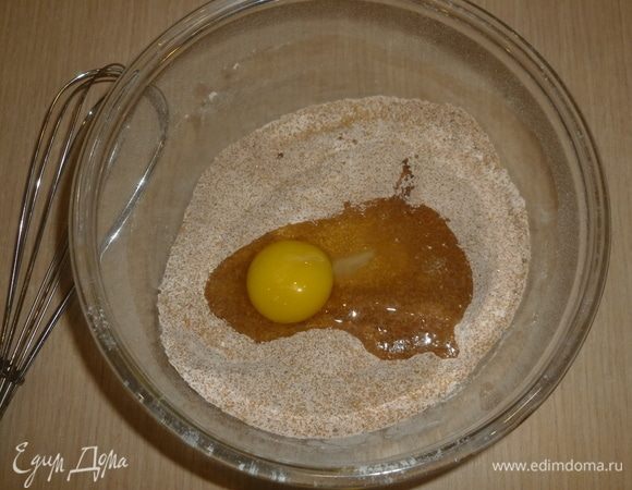 Вмешать по одному яйца.
