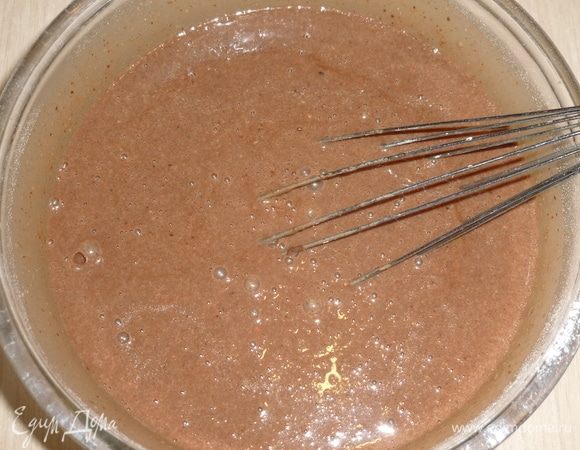 Кефир перемешать с шоколадной массой и добавить в мучную смесь. 