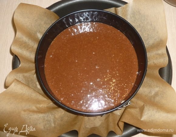 Вылить тесто в форму и выпекать 40-60 минут при 180°C. Проверить готовность шпажкой. Остудить.
