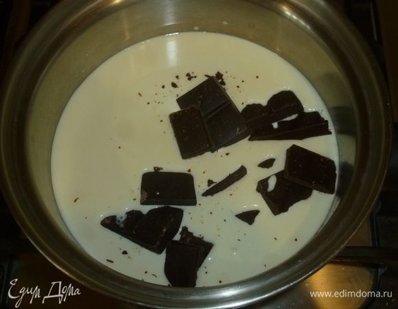 Для ганаша налить 200 мл сливок в кастрюлю, добавить кирш (если используете), довести до слабого кипения. Разломать шоколад (взять 100 г, остальное пойдет на украшение), залить его полученной смесью. Размешать до однородности. Остудить.
Для крема содержимое ванильного стручка выскрести в оставшиеся сливки, добавить сахарную пудру и взбить. Во время взбивания добавить загуститель. Убрать крем в холодильник.