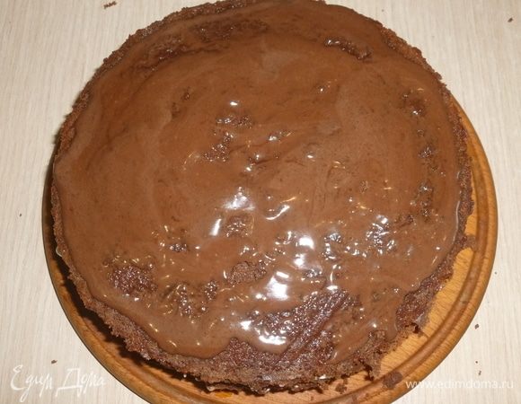 Бисквит разрезать на 3-4 части.
Собрать торт. Выложить: бисквит, ганаш.