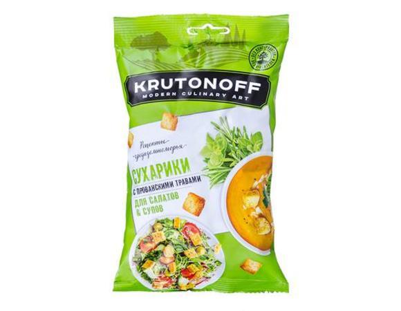 Приготовим крутоны. Для этого нарежем батон кубиком со стороной около 1,5 см. Смешаем растительное масло с чесноком, прованскими травами и солью. Поместим наши кубики в емкость для запекания, зальем приготовленной смесью, тщательно перемешаем и отправим в духовку на 15-20 минут при температуре 160-170°С. Время от времени перемешиваем их.
Либо можно использовать вот такие готовые сухарики для салатов.