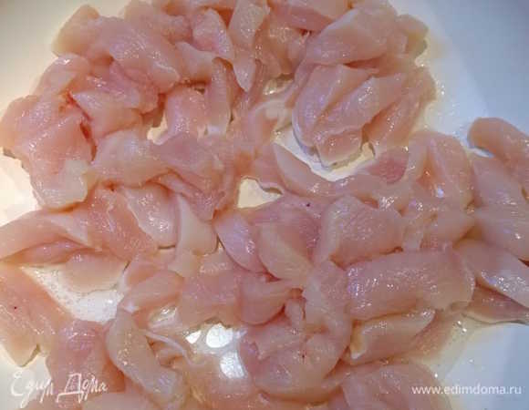 Куриное филе режем полосками, солим, перчим, посыпаем кунжутом. Обжариваем на большом огне минут 5-7, часто помешивая, не допуская зажаривания мяса — нам оно нужно сочное внутри. В процессе жарки можно добавить прованские травы и пропущенный через пресс зубчик чеснока, это придаст мясу дополнительный вкус. В этот раз не обнаружилось у меня кунжута, поэтому без него. 