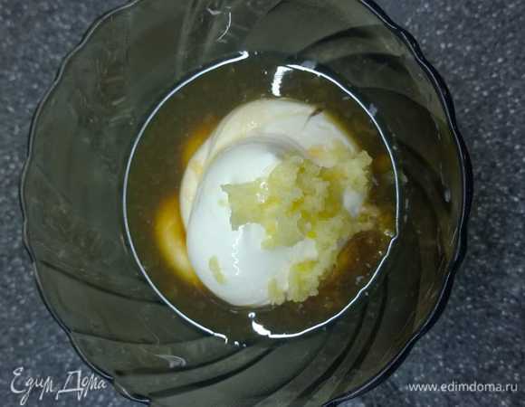 Для заправки смешиваем майонез, соевый соус, чеснок, мандариновый сок. 