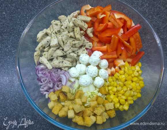 Смешиваем капусту, кукурузу, мелко нарезанный лук, болгарский перец, курицу. Я люблю добавлять немного сухариков и шариков непосредственно в салат.