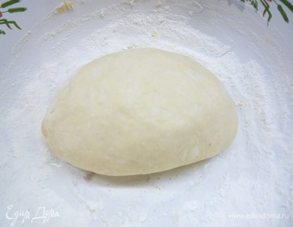 Молоко немного подогреваем и разводим в нем сливочное масло комнатной температуры. В глубокую чашку просеиваем муку, добавляем дрожжи, перемешиваем, вливаем молоко с маслом, добавляем соль, сахар, молотые кардамон и бадьян. Вымешиваем гладкое тесто. Сформируем из теста шар, перекладываем его в чистую миску, накрываем полотенцем и оставляем в теплом месте на 1 час подходить (тесто должно увеличиться в объеме примерно вдвое). Тесто обомните и оставьте на 15 минут, прикрыв влажным полотенцем.