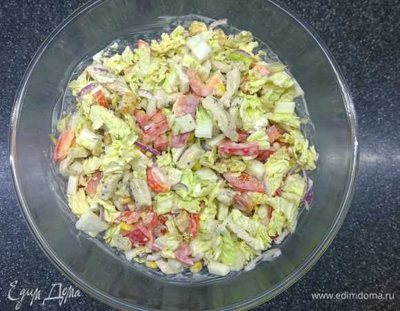 Вот такой красивый получается салат, в идеале ему стоит постоять пару минут перед подачей. А затем украшаем сухариками и сырными шариками.