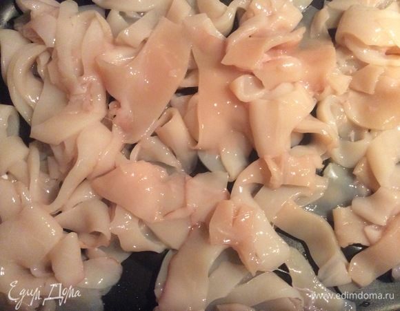 Кальмар нарезаем полукольцами.