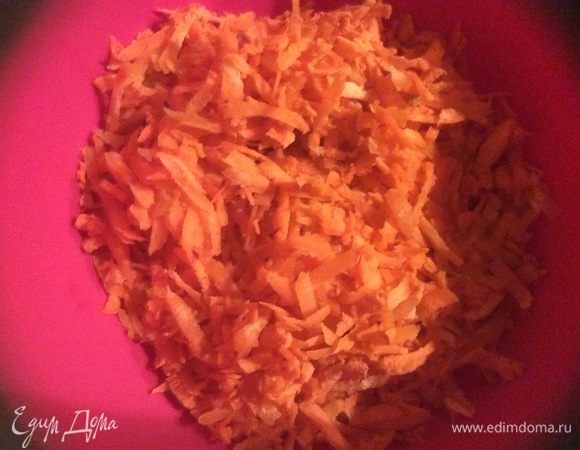 Морковь и сыр натираем на терке.