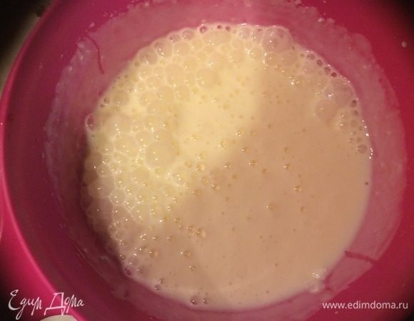 Взбиваем яйца миксером, добавляем йогурт. 