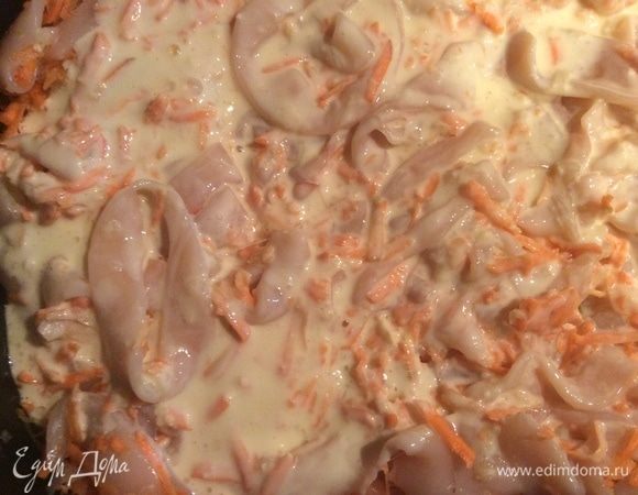 Смешиваем кальмары, лук, морковь, немного соли, перемешиваем.  Посыпаем сверху сыром. Заливаем яично-йогуртовый смесью. Отправляем в духовку на 30 минут при 180°С. 