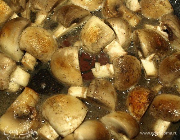 В сковороде разогреваем сливочное и растительное масло и обжариваем шампиньоны. Грибы солим и перчим сразу. 