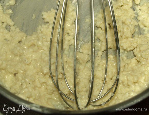 Готовим омлет. Омлет можно приготовить двумя способами. Просто на сковороде. Можно, как предлагает автор и на паровой бане. Я готовила на паровой бане, но это не очень быстрый процесс, но омлет получается кремовый. Нам нужны две емкости разного диаметра. В большую емкость (кастрюлю) наливаем воду, ставим на огонь. Сверху помешаем меньшую кастрюлю. Добавляем в меньшую кастрюлю яйца, сливки, соль, перец и периодически помешиваем венчиком, пока масса не загустеет. 