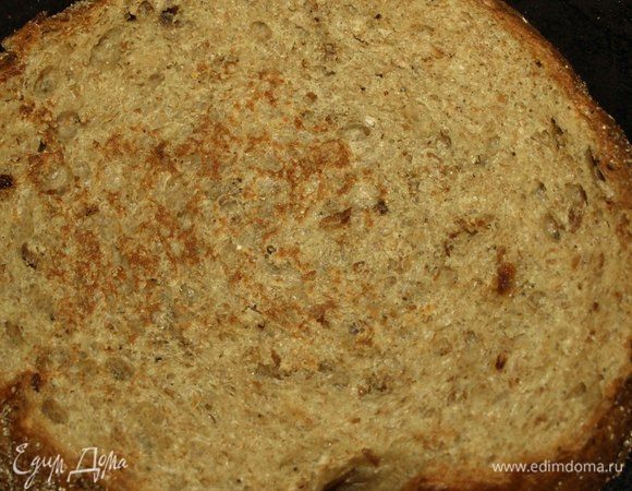 Хлеб подсушить на сухой сковороде. Зелень мелко порубить.