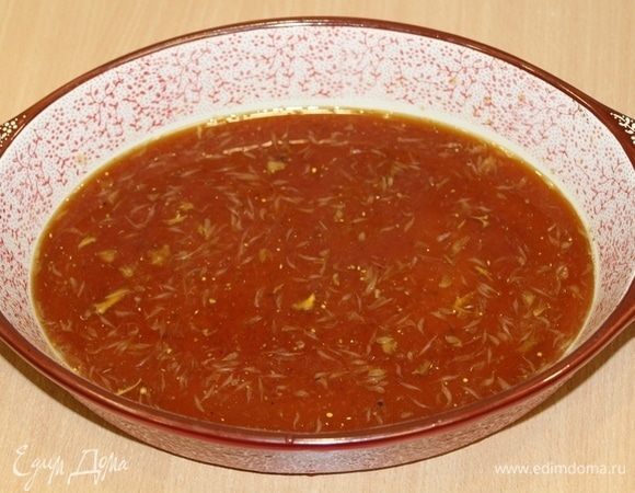 Выжать сок из трех апельсинов прямо в форму для запекания. Туда же добавить соевый соус, мед, смесь перцев.