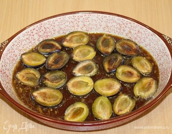 Сливы разрезать на половики, удалить косточку, сложить в форму. Отправить в духовку на 15 минут при 190°C.