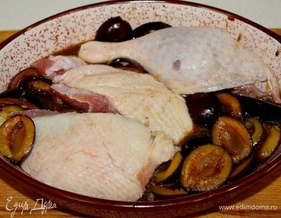 Затем выложить кусочки утки и запекать 45-50 минут, периодически поливая выделившимся соком.