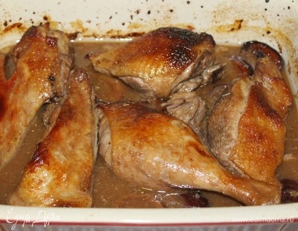 Вынуть утку из духовки, накрыть фольгой, дать постоять 10 минут.