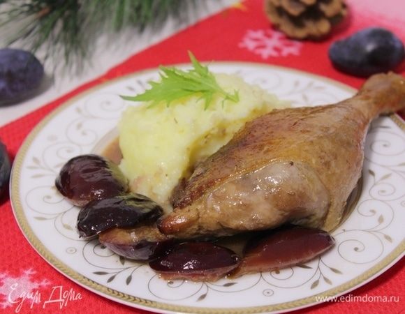 Подавать утку с картофельным пюре либо с рисом.