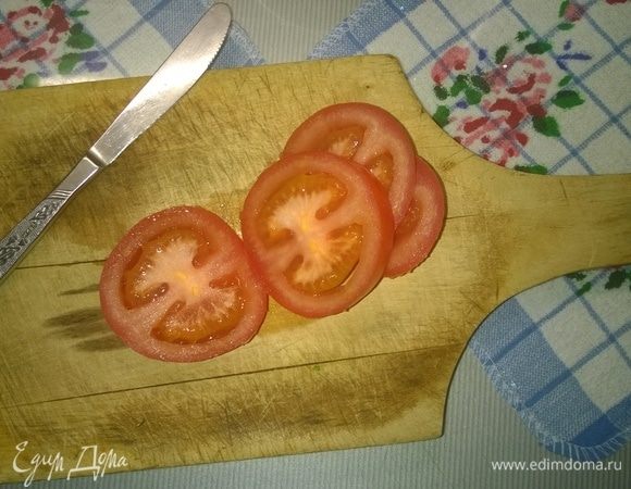 Далее берем 2 крупных помидора и нарезаем их кружочками. 