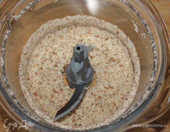 Измельчить миндаль с помощью блендера в пудру.