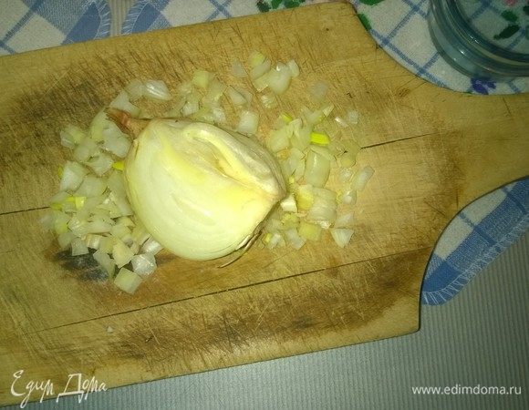 Далее берем среднюю головку репчатого лука и так же, как и предыдущие составляющие, нарезаем ее мелкими кубиками, после чего смешиваем вместе со всеми ранее описанными компонентами.