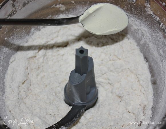 Добавить муку и разрыхлитель с шафраном к миндальной пудре, хорошо перемешать.