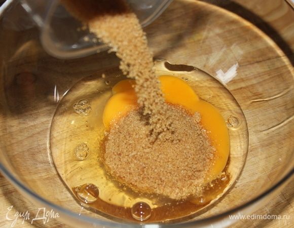 В глубокую посуду вбить 2 яйца, добавить к ним 100 г тростникового сахара.