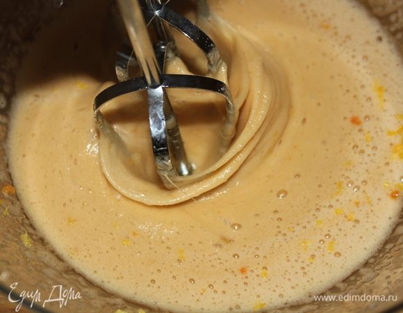 Смесь яиц и сахара взбить в комбайне или при помощи миксера в пышную массу и, продолжая взбивать, добавить цедру лимона и грейпфрута.