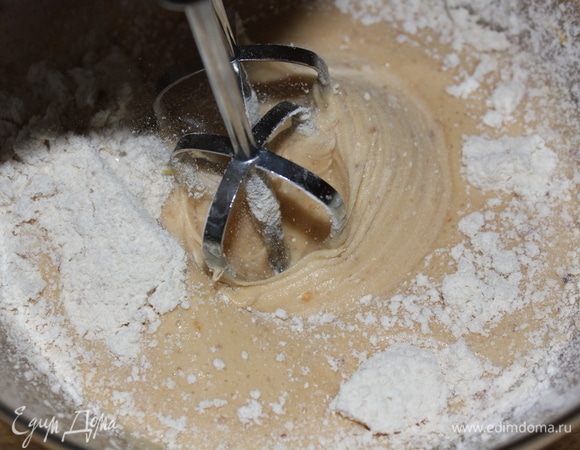 Следом добавить муку.