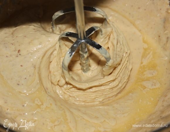 Добавить растопленное сливочное масло и ванильный экстракт. Продолжать взбивать еще примерно 1 минуту.