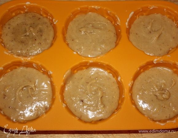 То же самое я проделала со второй формой. Выпекать в духовке при 180°C 10–12 минут. Очень важно не передержать печенье, оно должно получиться влажным внутри. 