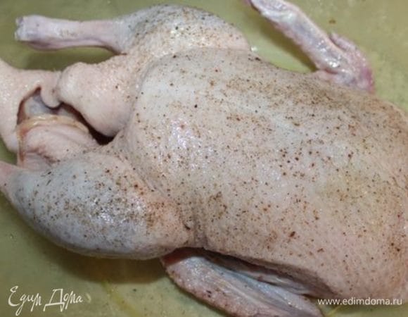 Тушку утки хорошо помыть, обсушить о намазать смесью соли, перца и кориандра снаружи и изнутри. Поместить в пакет или затянуть в пленку и отправить на холод на 8-10 часов. Этого времени будет достаточно, чтобы утка равномерно пропиталась специями со всех сторон.