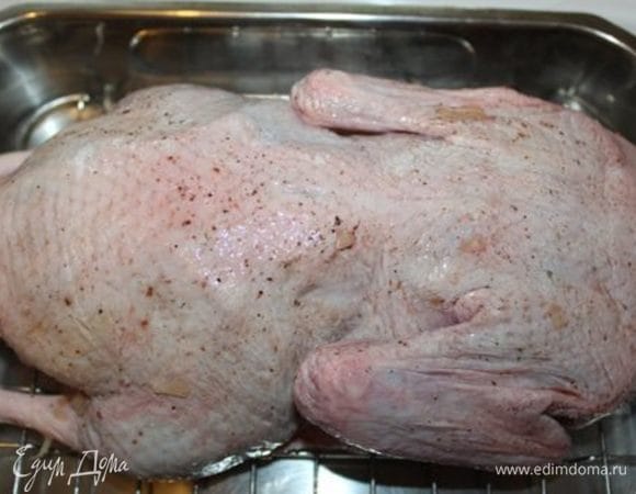 Апельсины хорошо помыть и разрезать на 6-8 частей. Наполнить брюшко утки апельсинами, пустоты заполнить клюквой (можно замороженной). При помощи зубочисток закрыть отверстие, положить утку в форму для запекания на решетку и поставить в разогретую до 200°С духовку.