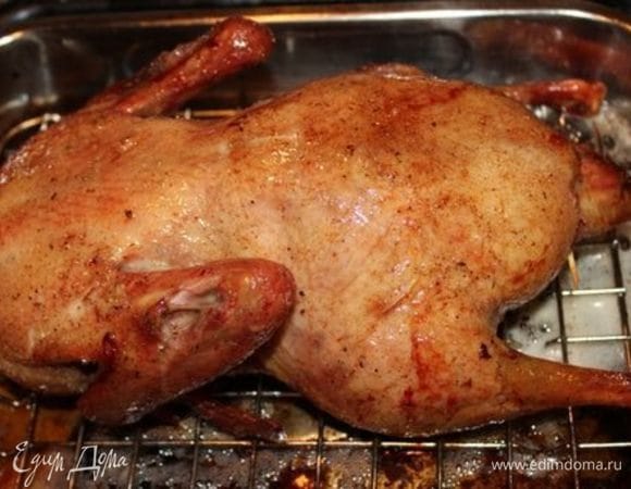 Когда утка запечется сверху, перевернуть ее на решетке и запечь другую сторону. Затем огонь убавить до 160°С и запекать 2,5-3 часа.