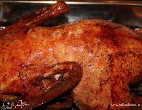 Периодически утку переворачивать и поливать выделившимся жиром с бульоном.