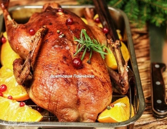 Когда утка будет практически готова, добавить в форму оставшиеся апельсины, посыпать клюквой и снова отправить в духовку на 15 минут. Апельсины должны хорошо прогреться, это сделает их более сочными. Готовое блюдо слегка охладить и подавать к столу. Приятного аппетита!!!