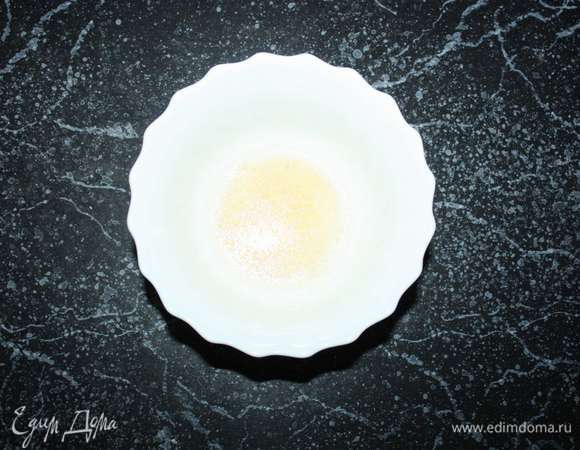 В первую очередь необходимо залить желатин водой для набухания. 