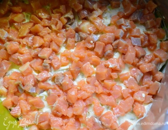 Вторым слоем идет филе семги, порезанная кубиками.