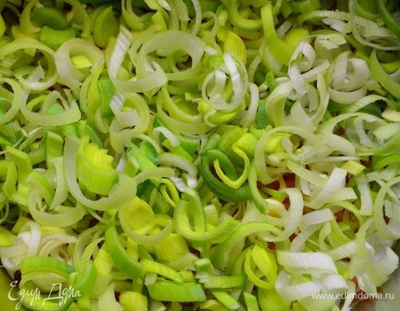 На семгу укладываем порезанный лук порей. Слегка смазать соусом.