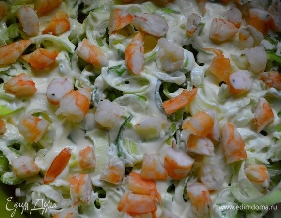 Далее отварные креветки (у меня к сожалению после варки, получилось очень мало).