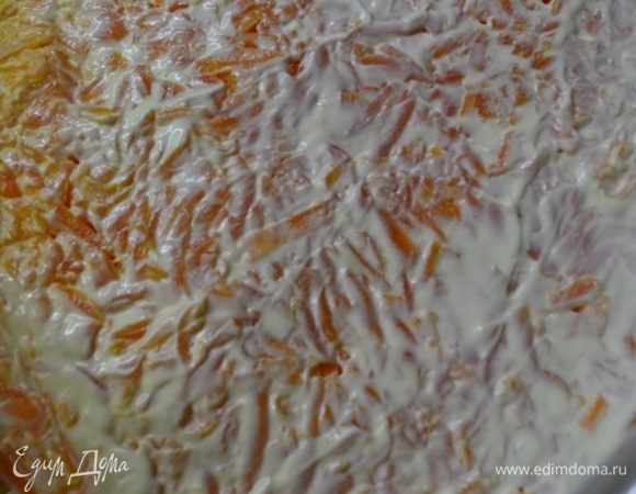 На крабовые палочки, выкладываем отварную морковь, тертую на крупной терке, смазать соусом из майонеза и йогурта.