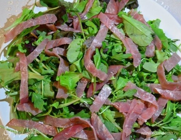 Все предельно просто! На широкое блюдо выкладываем салатный микс. На него порезанное прошутто тонкой соломкой.