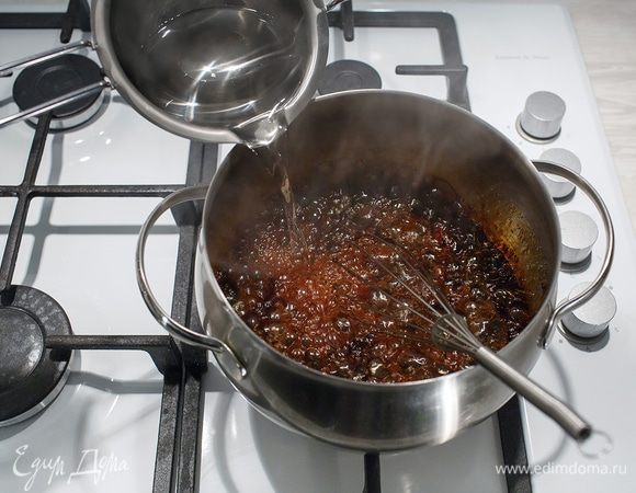 Осторожно, тонкой струйкой, прикасаясь к краю кастрюли, чтобы не обжечься паром, наливаем кипяток в сироп. Аккуратно размешиваем.