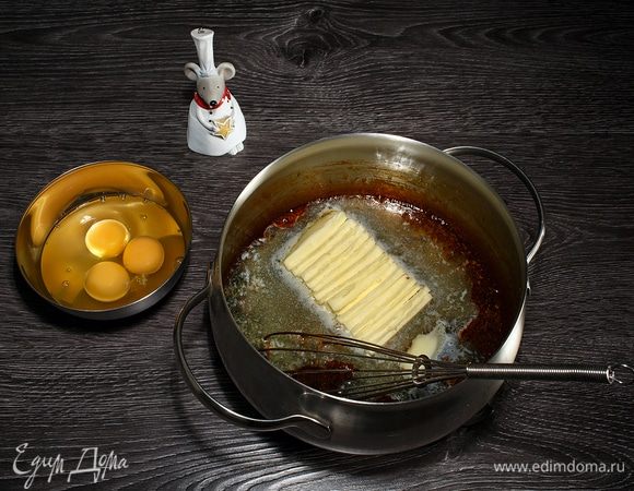 Сливочное масло комнатной температуры разрезаем на кусочки и кладем его в немного остывшую смесь (примерно 60°С). Перемешиваем. 