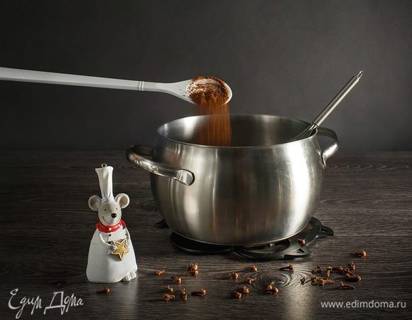 Добавляем 1 чайную ложку молотой гвоздики. Перемешиваем.