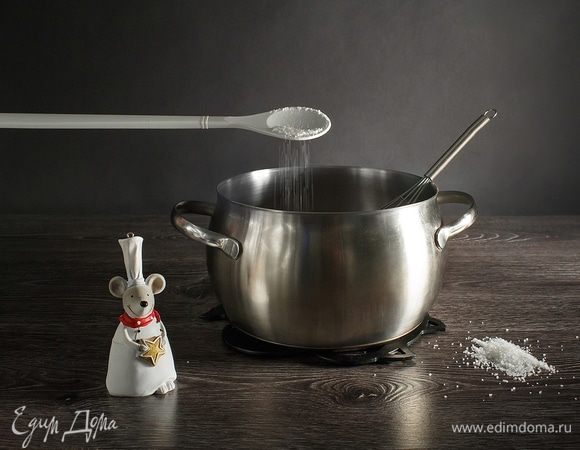 Добавляем 1 ч. л. мелкой морской соли (без горки), перемешиваем.