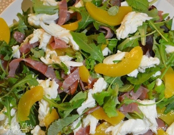 Сверху персики консервированные, порезанные тонкими сегментами. Порвать моцареллу на кусочки и разложить сверху произвольно.