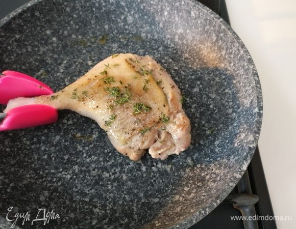 Чтобы приготовить ножки разогрейте сковороду на небольшом огне, выложите утиные ножки кожей вниз и жарьте, постепенно увеличивая огонь, 10-15 минут. Периодически поливайте верх ножек вытопившимся из кожи раскаленным утиным жиром. Кожица должна стать золотистого цвета. 