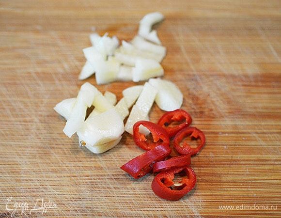 Перец и чеснок нарежьте произвольно.